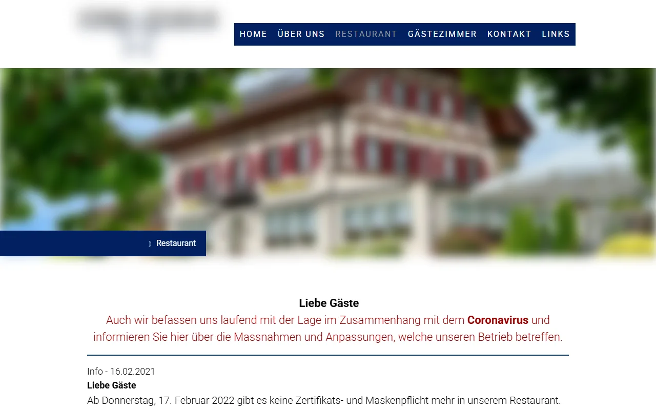 Echte Restaurant-Website mit Corona-Hinweisen; unten der Satz, dass ab 17. Februar 2022 keine Masken- und Zertifikatspflicht mehr gilt. Name und Logo unkenntlich