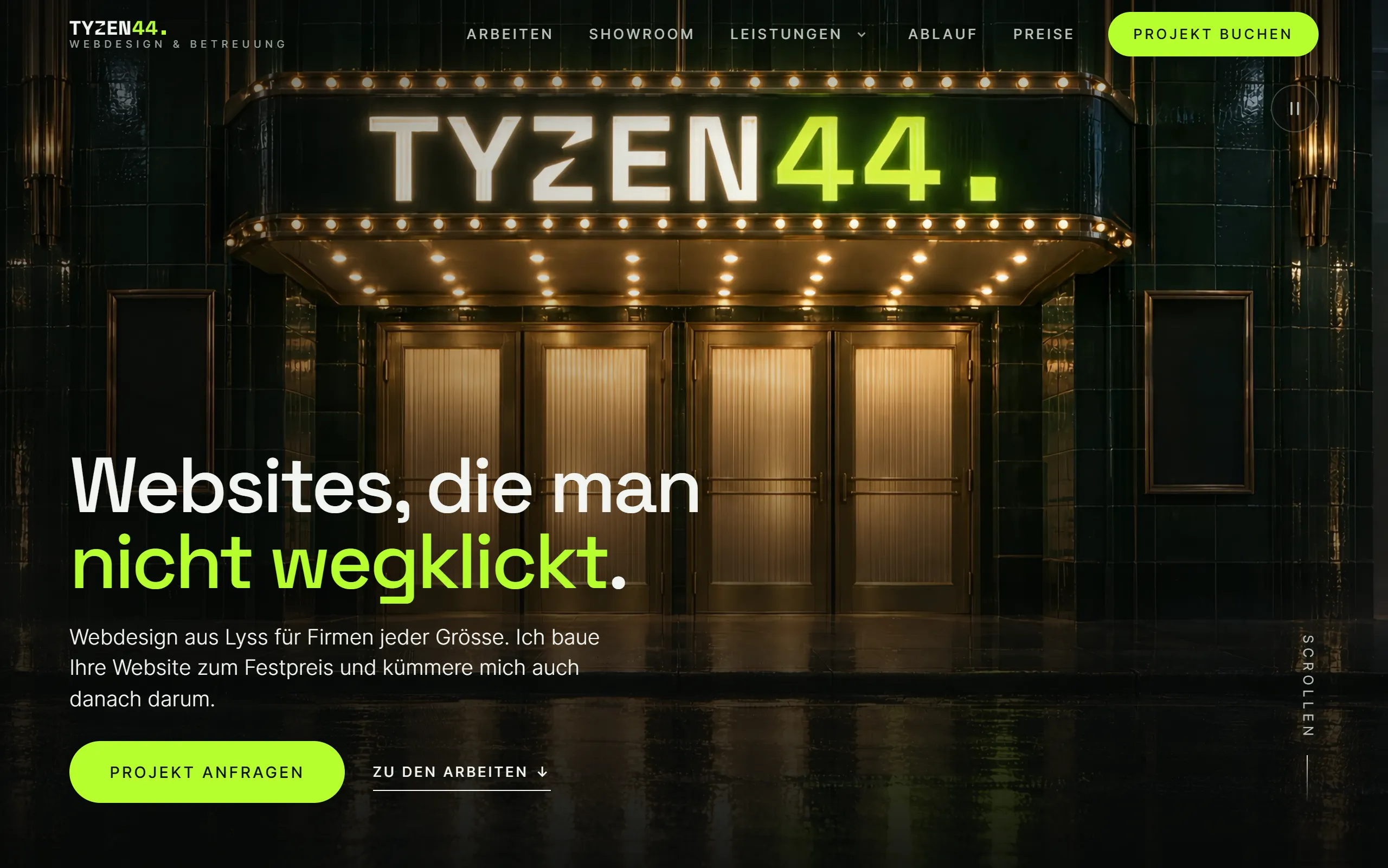 tyzen44.ch auf dem Bildschirm: Kino-Eingang bei Nacht mit der Leuchtschrift TYZEN44 und dem Titel «Websites, die man nicht wegklickt.»
