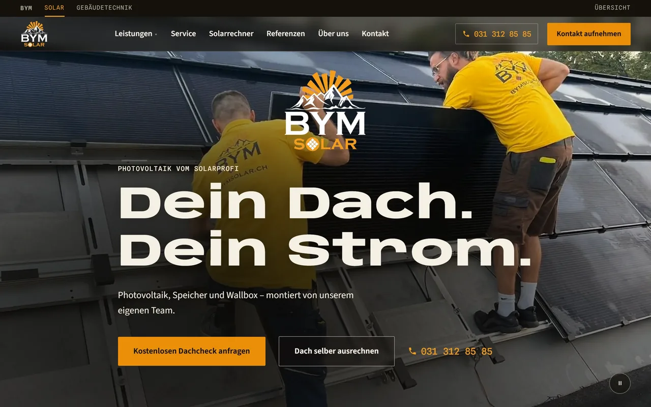 Neue Website von BYM Solar: Monteure im gelben Shirt verlegen Solarmodule, Titel «Dein Dach. Dein Strom.»