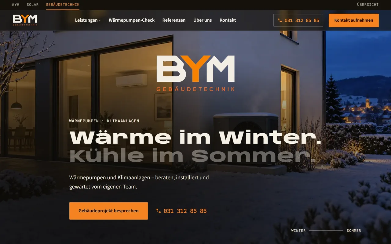 Website von BYM Gebäudetechnik in Bern auf dem Bildschirm: Haus mit Wärmepumpe im Winter